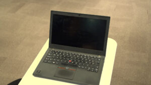 En laptop som står på ett bord